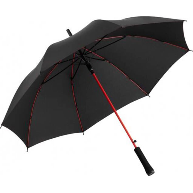 Aufgespannter schwarzer Regenschirm mit roten Stock.