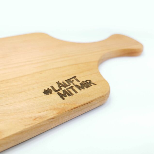 #LÄUFT MIT MIR, wurde auf ein Holzbrett gelasert.