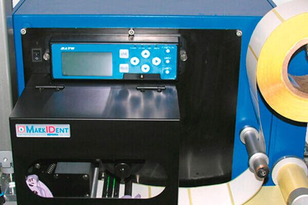 ein 3D Aufkleber einer Firma auf einer Produktionsmaschine