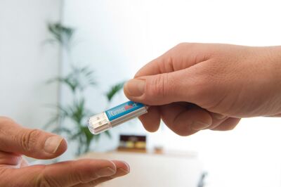 3D Aufkleber mit blauem Untergrund auf einem USB Stick