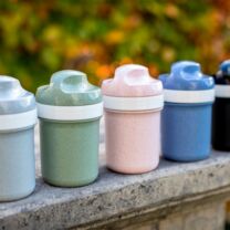die kleine Variante der Flasche Oase in verschiedenen Farben nebeneinander.