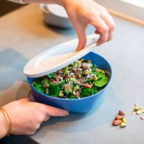 Organic Box Connect mit schön angerichtetem Salat als Inhalt.