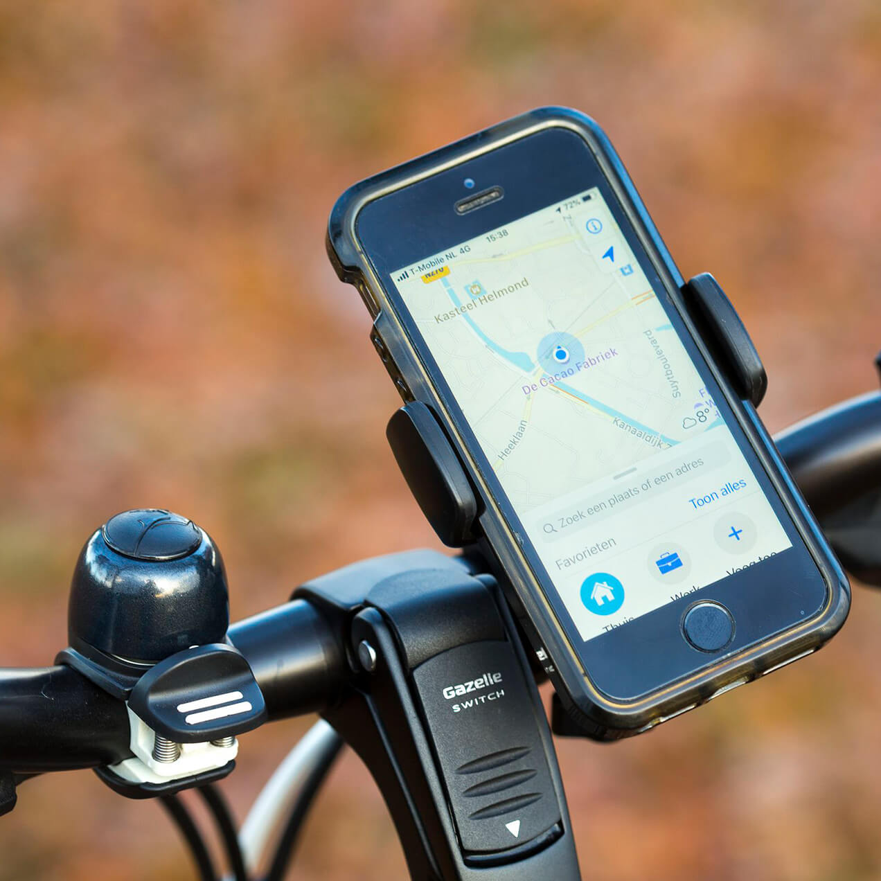 ein Handy mit Halterung fürs Fahrrad.
